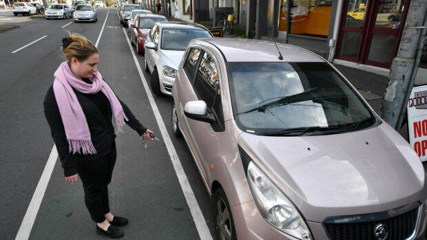 Sarah Layton tries to open her car with the remote control but it won't work.  Photo: Joe Armao, Fairfax Media.
