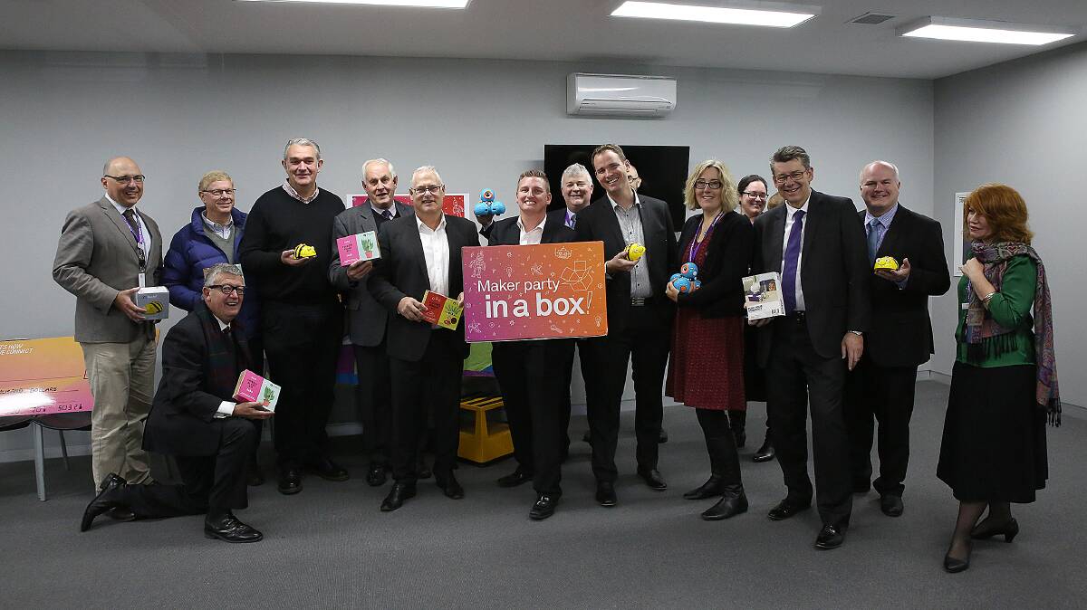 Telstra presented a ‘Maker Party in a Box’ for the Maker Lab at the library and as well as a donation to the New England Regional Art Museum (NERAM).