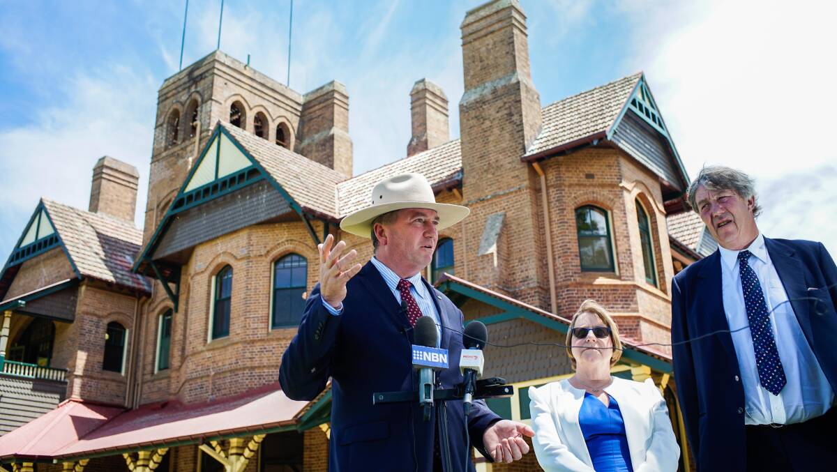 ON THE MOVE: Barnaby Joyce announces the date for the APVMA to Armidale last November, with UNE's vice-chancellor Annabelle Duncan and chancellor James Harris.