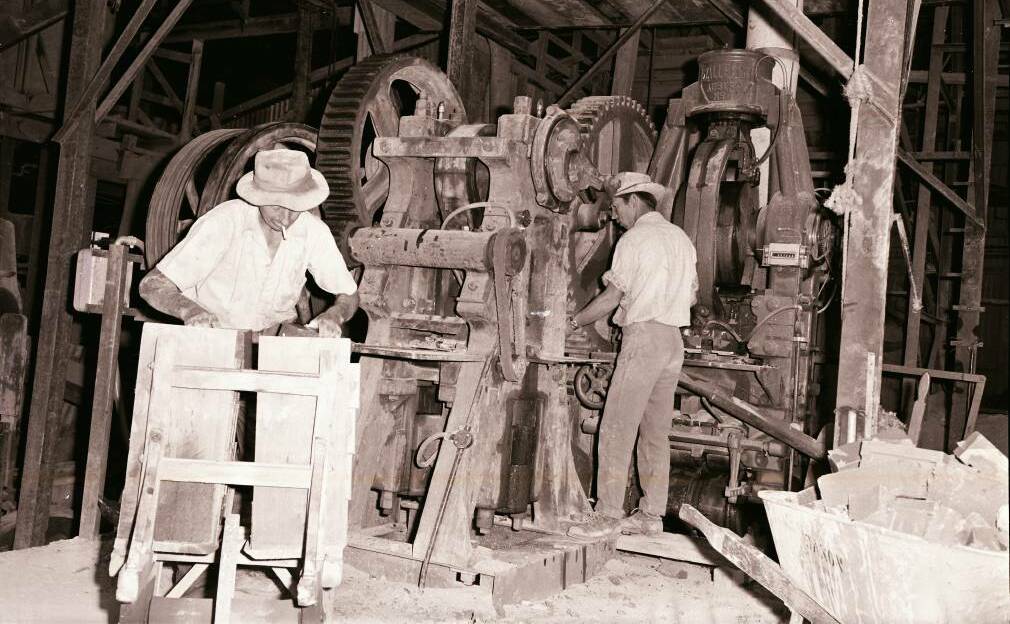 Workers at Wade's brickworks Inverell: Sold to Ben Wade in 1909 and later moved, the brickworks was founded by William Nott before being extended by George F. Knott in the early 1900s.