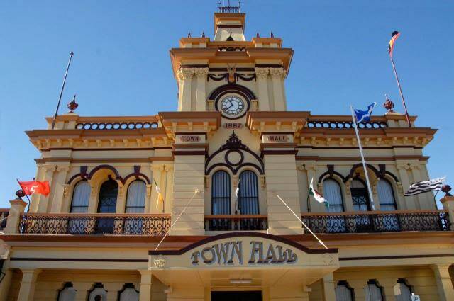 Glen Innes Town Hall: Construction began in 1887, with George Nott responsible for the brickwork. 