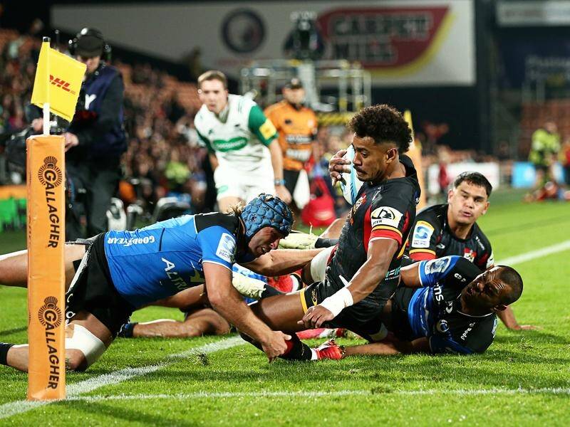 Winger Emoni Narawa scores one of the Chiefs' nine tries against the Western Force. (Bruce Lim/AAP PHOTOS)