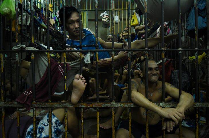 Prisoners inside a cell in Manila Police Headquarters, Philippines. So they can sleep, prisoners here rotate positions throughout the cell due to overcrowding. Several of the men stated that most in this cell were arrested for drug use in Philippine President Rodrigo Duterte's war on drugs. Manila, Philippines. 21st September, 2016. Photo: Kate Geraghty