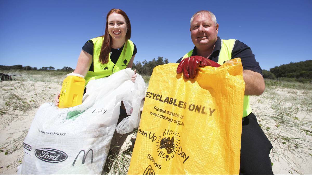 KIAMA: Stockland Shellharbour marketing manager Catherine Nixon and Shellharbour Deputy Mayor Paul Rankin are preparing for Clean Up Australia Day. Picture: DANIELLE CETINSKI