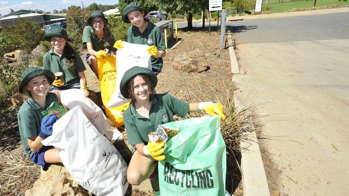DAILY ADVERTISER: The Riverina Anglican College year 8 students Claudia Lawrence, Lily Graham, Mia Waring, Olivia Fairchild and Laura Smith for Clean Up Australia Day. Picture: Les Smith