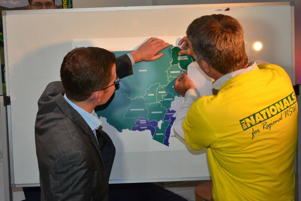 Adam Marshall and Deputy Premier Andrew Stoner add Nationals' green to the Northern Tablelands on a map of NSW.