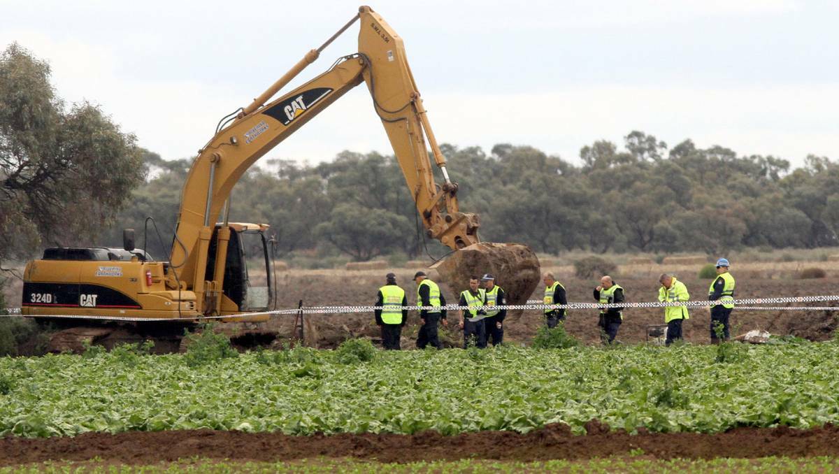 The search continued in Hay for the remains of Griffith anti-drugs campaigner Don Mackay after he disappeared in 1977. Picture: Les Smith, The Daily Advertiser