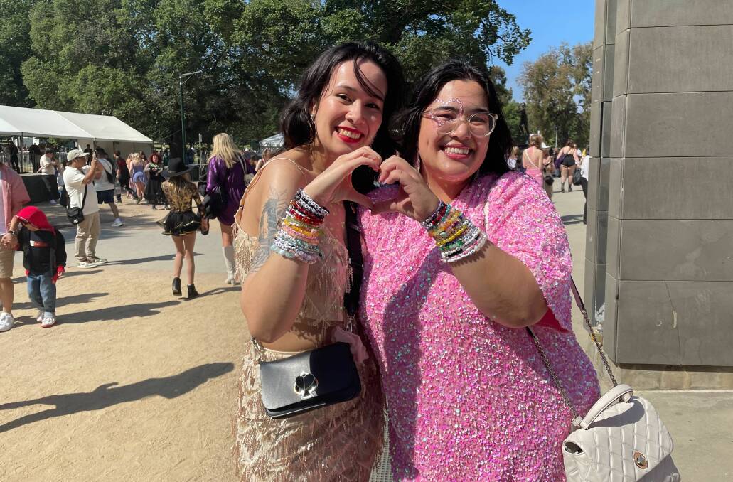 Jessica and Stephanie from Melbourne share the Swift love before the first night of the Eras Tour. Picture by Anna McGuinness