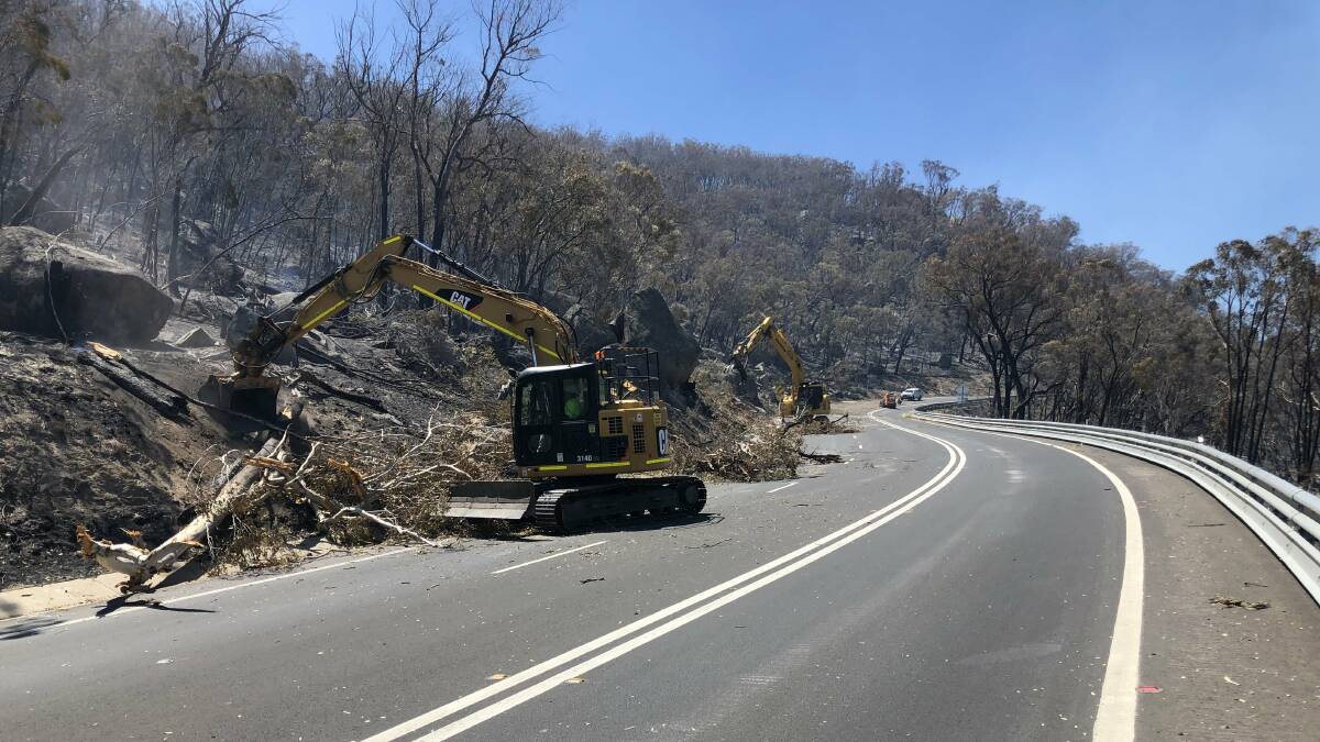The Moonbi fire continues to burn out of control near properties, south of Uralla, forcing the closure of the New England Highway.
