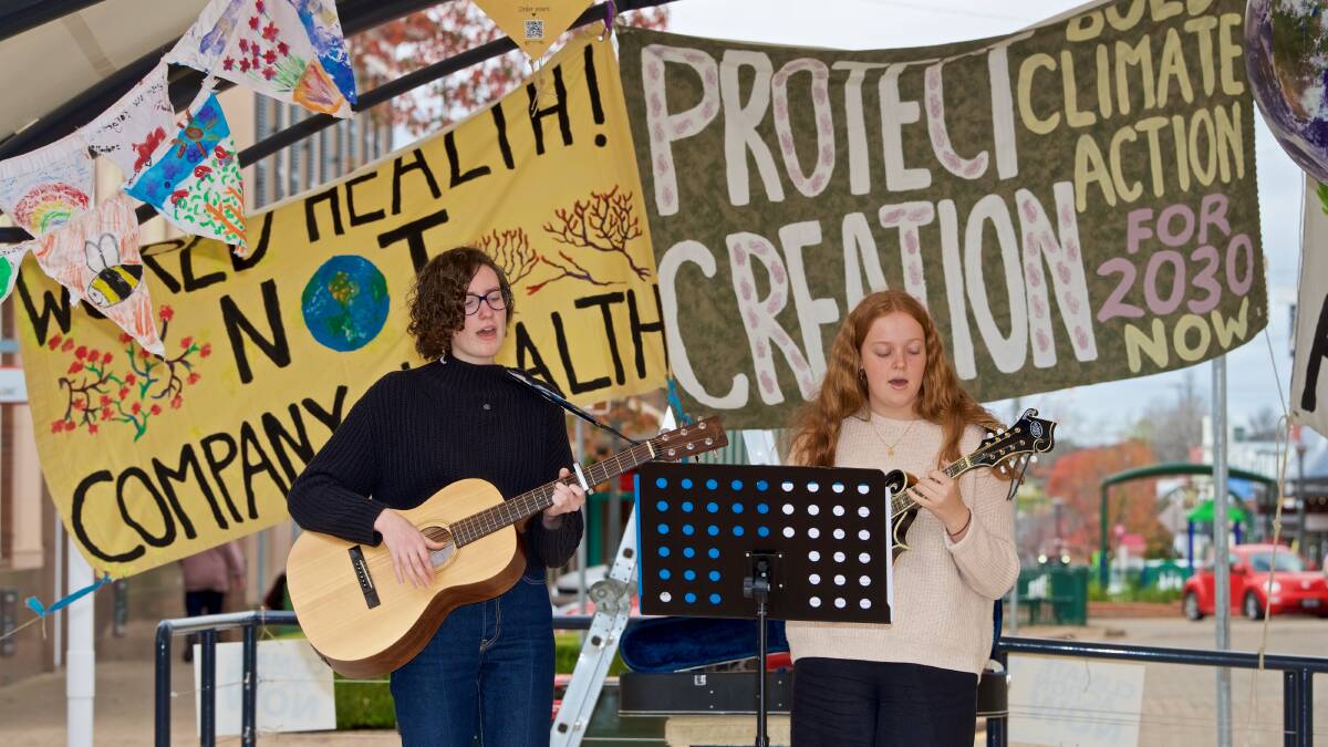 SINGING FOR CHANGE: Josie O'Baoille and Essie Lindeman aka Strung perform in Armidale Mall on Saturday. Picture: Dave Robinson.