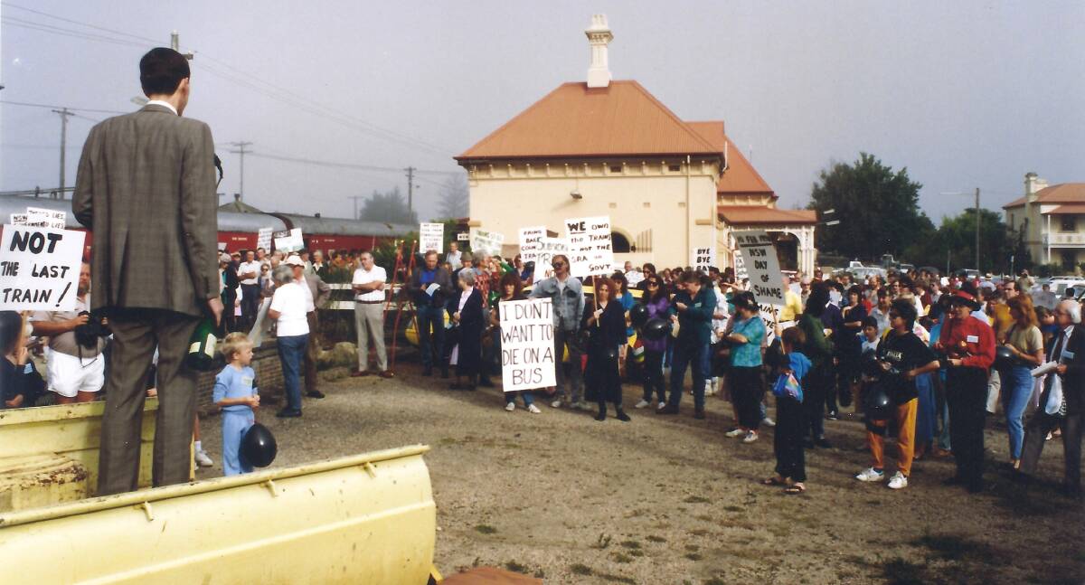 Matthew Tierney (holding a bottle of champagne later used to launch the 
Xplorer in 1993) addresses the crowd at Armidale Railway Station before 
the departure of the final Northern Tablelands Express train.