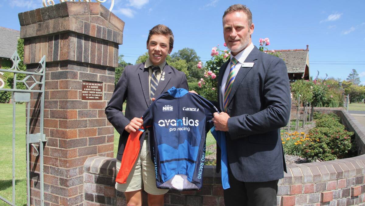 TAS Director of Co-curricular Huon Barrett presents Toby Inglis with his Avantias Pro
Racing team jersey.