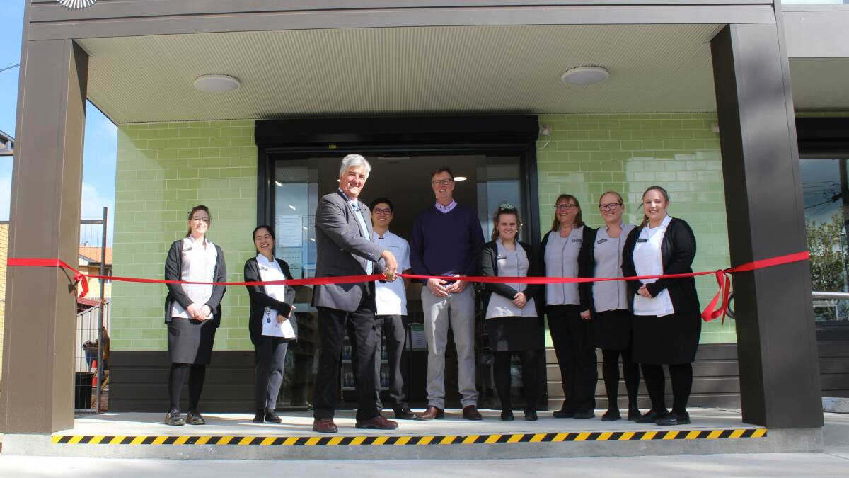 Greg Hannon cuts the ribbon with the staff of Mountview Pharmacy.
