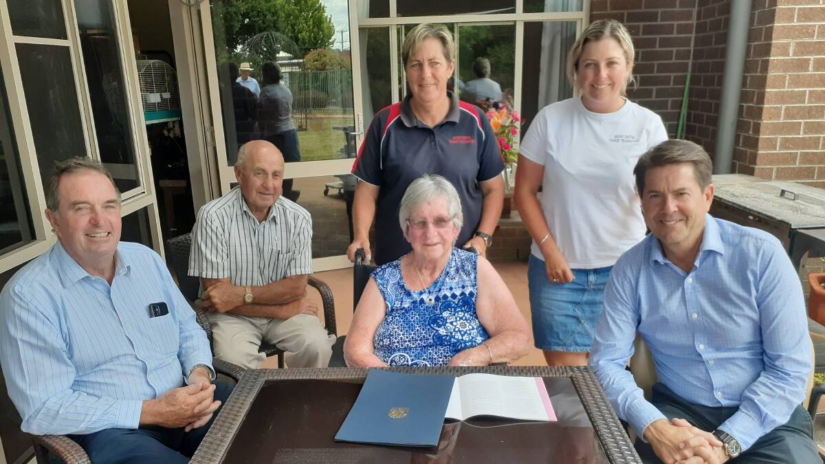 Pauline Levingston (centre) with (from left) Walcha mayor Eric Noakes, Lloyd Levingston, daughter Katie Smith, granddaughter Bonnie Smith and Tamworth MP Kevin Anderson.