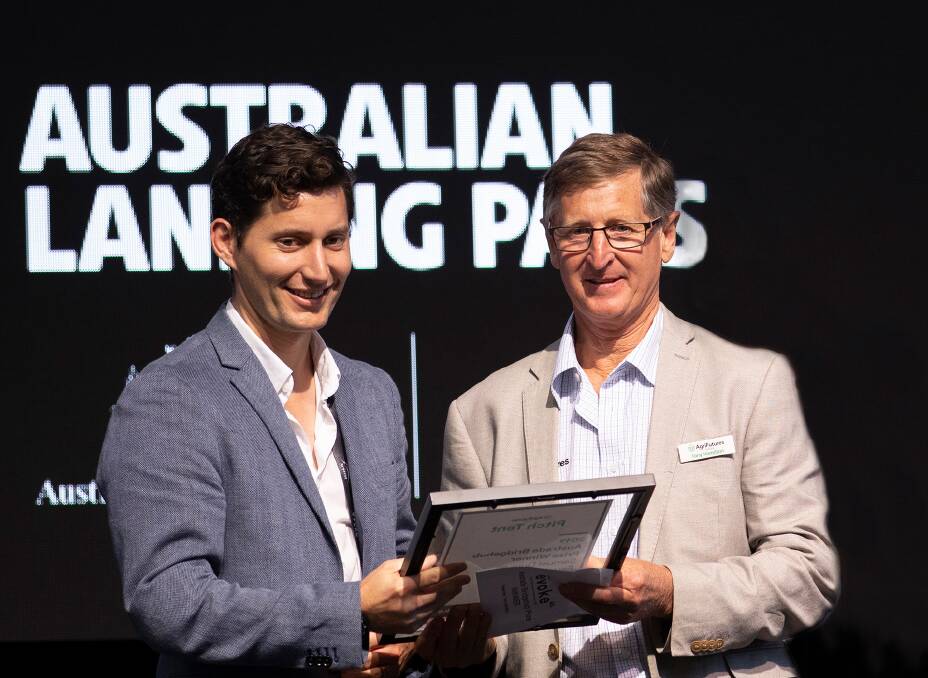 Entrepreneur Sam Duncan receives the Austrade / Bridge Hub Special Prize from AgriFutures board member Tony Hamilton.