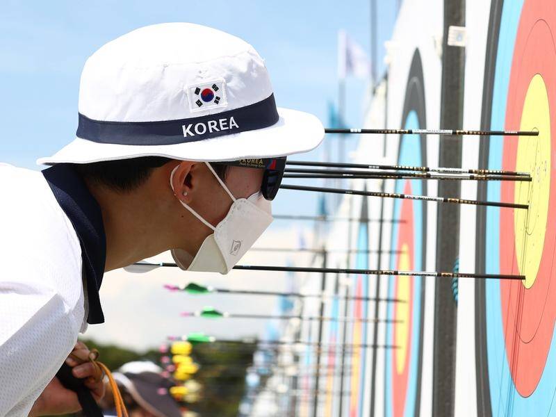 South Korean archer An San posted an Olympic record score to top the women's individual rankings.