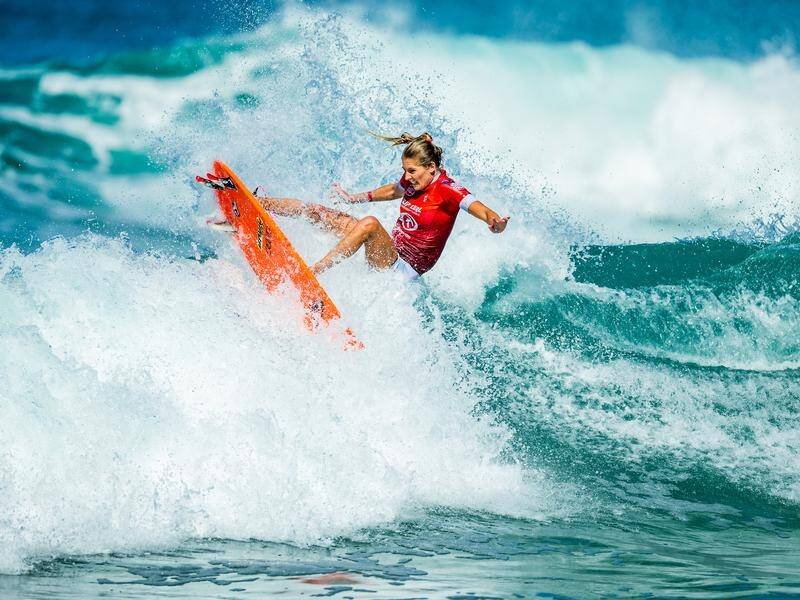 Stephanie Gilmore has been beaten in the quarter-finals of the WSL's Narrabeen Classic.