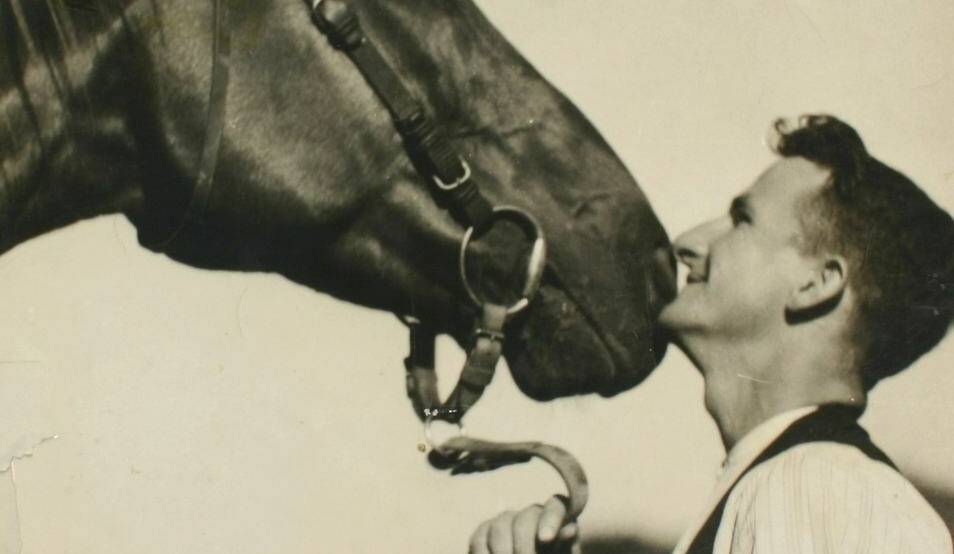 Tommy Woodcock with Phar Lap in 1932. Photo: Museums Victoria