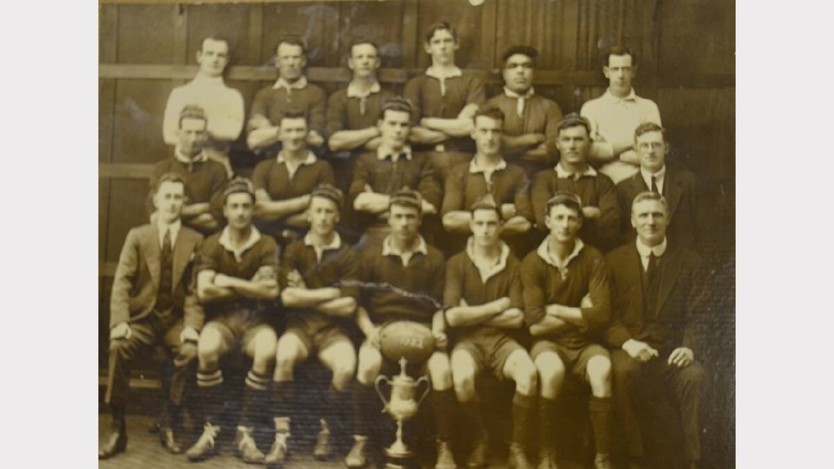 South Armidale I premiers NERFL, 1922.
Back row (left to right): AF Smith (trainer), E Battersby, D Battersby, MR Campbell, R Davis, H Howard (referee).
Second row: C Clutterbuck, F Kentwell, J Holmes, M Williams, JH Boler, NA Ogilvie (secretary). 
Front row: CG Orreill, W Nott, EJ Bishop, W Selby (captain), FH Burgess, A M'Shane, WA Hirschberg.